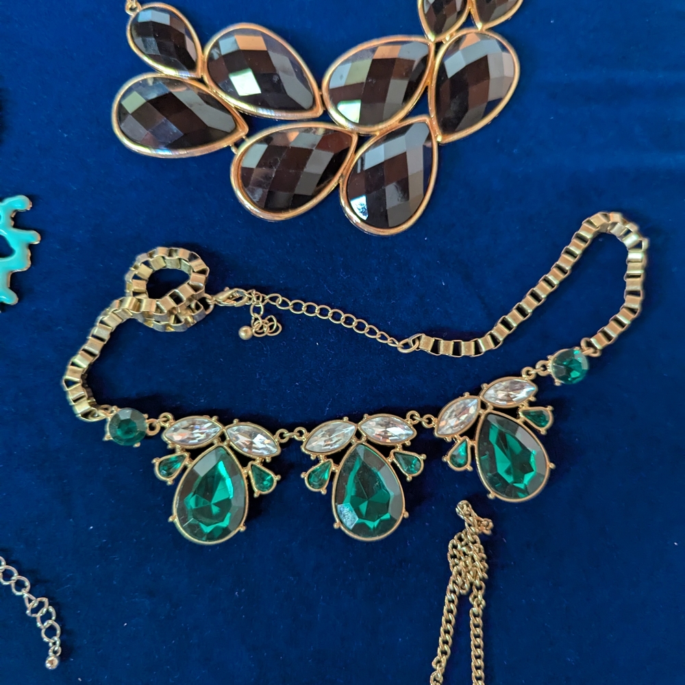 Elegant Lot Of Estate Costume Jewelry, Total Of 16 Necklaces - Picture 10 of 10